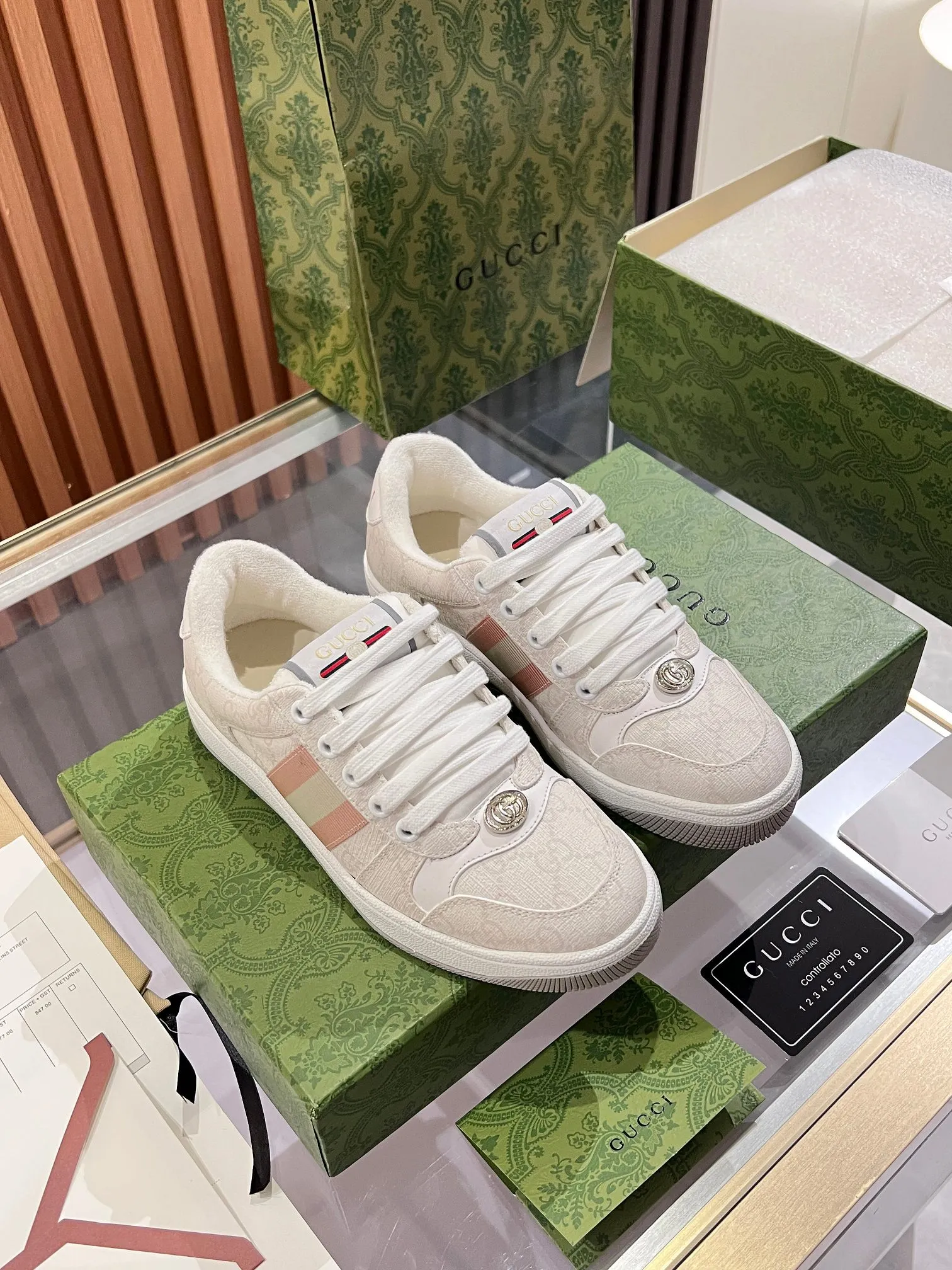 👟👟Ex-factory price 540👟👟 ⚡️Gucci Dirty Shoes Top factory quality, impeccable at the counter, the comfort is incredible. Retro distressed elements, washed retro logo on the tongue, metal double LOGO, 99% recognizable, full of Gucci elements; terry cloth lining, cowhide foot pads and 3mm latex are much more comfortable than real leather shoes. Environmentally friendly TPU wear-resistant outsole, soft and elastic. The inside of the tongue is made of imported elastic bands, which have great tension and won't strangle your feet. I don't develop the shoes without the original version. Only by getting the original version can the shoes be accurate and beat the market version instantly. Every stitch and every stitch is very tight and full. The debugging process is the most painstaking and requires no less than a hundred modifications before it is adjusted to the perfect state so that it can be worn comfortably by all foot types! Size 35-40 women’s model)